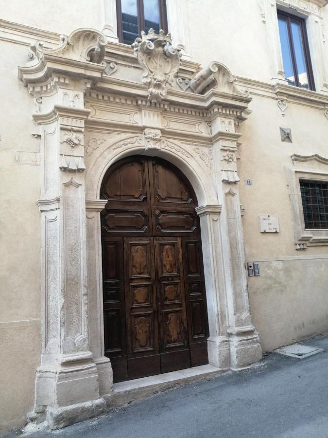 B&B Bone Novelle Dimora Storica Palazzo Zuzi L'Aquila Bagian luar foto